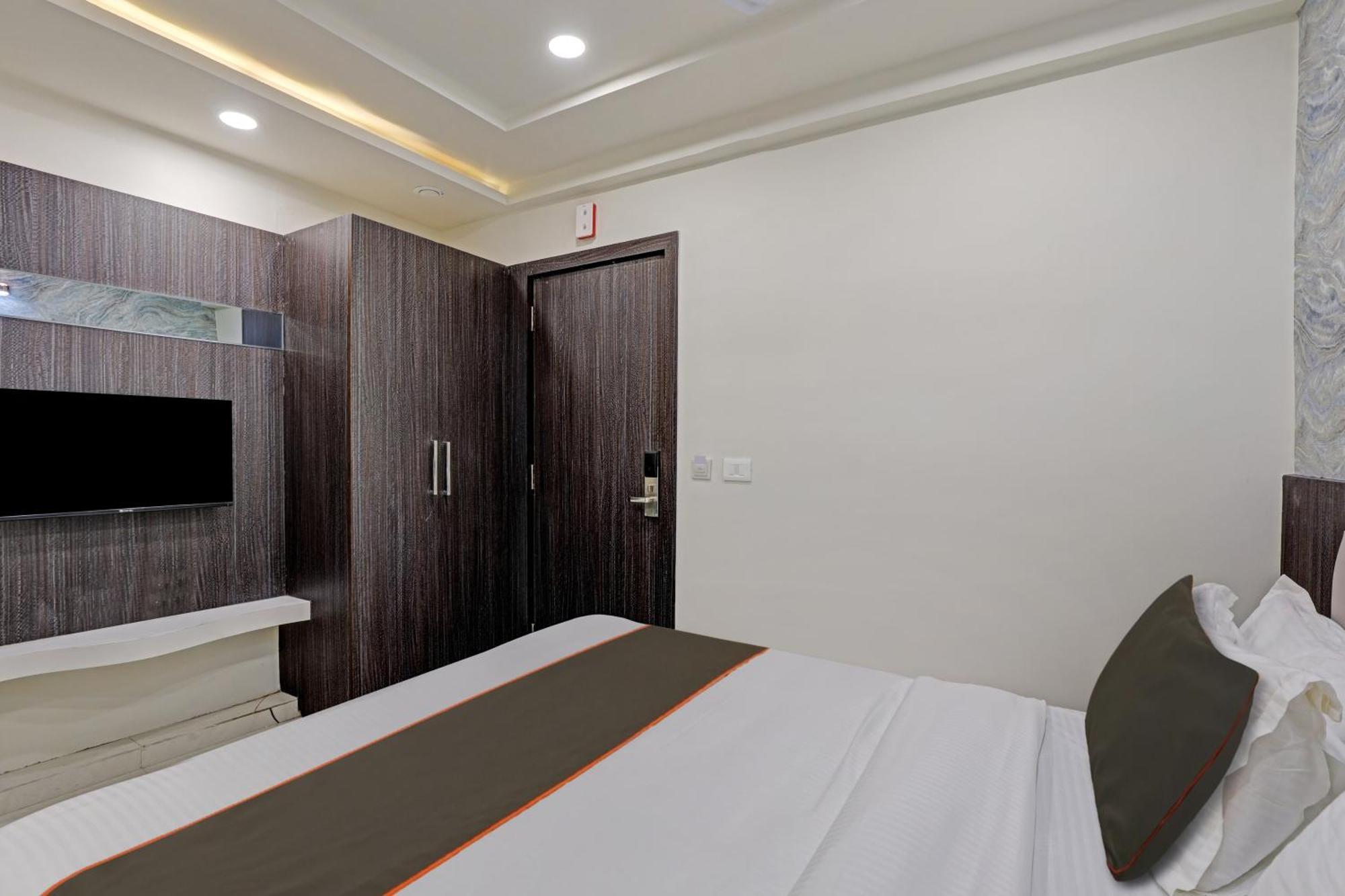 Collection O Alpha One Hotell Ahmedabad Exteriör bild